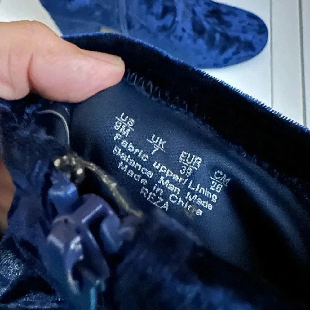 CARLOS BY CARLOS SANTANA WOMEN'S SIZE 9 M BLUE CRUSHED VELVET BLOCK HEEL BOOTS
